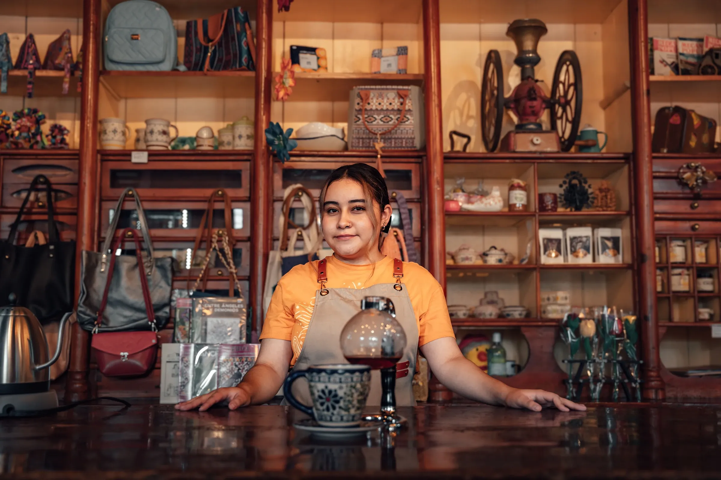 Emprendedora atendiendo una tienda tradicional en México