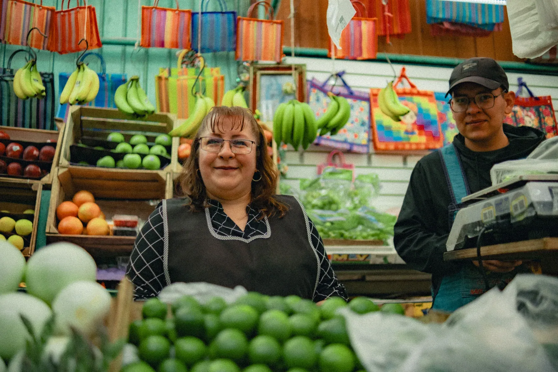 Comerciantes en un mercado local de México
