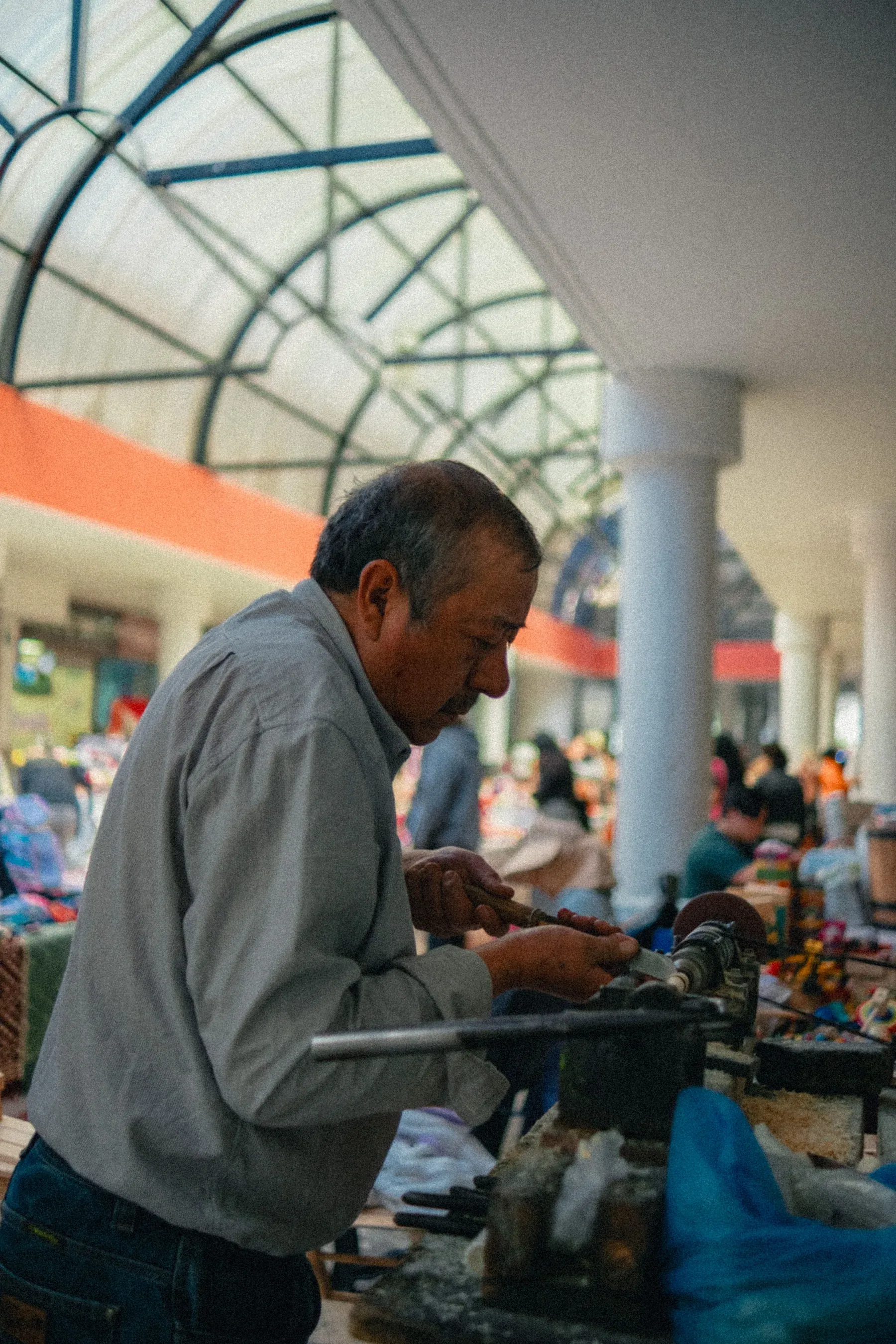 Artesano trabajando en un mercado local de México