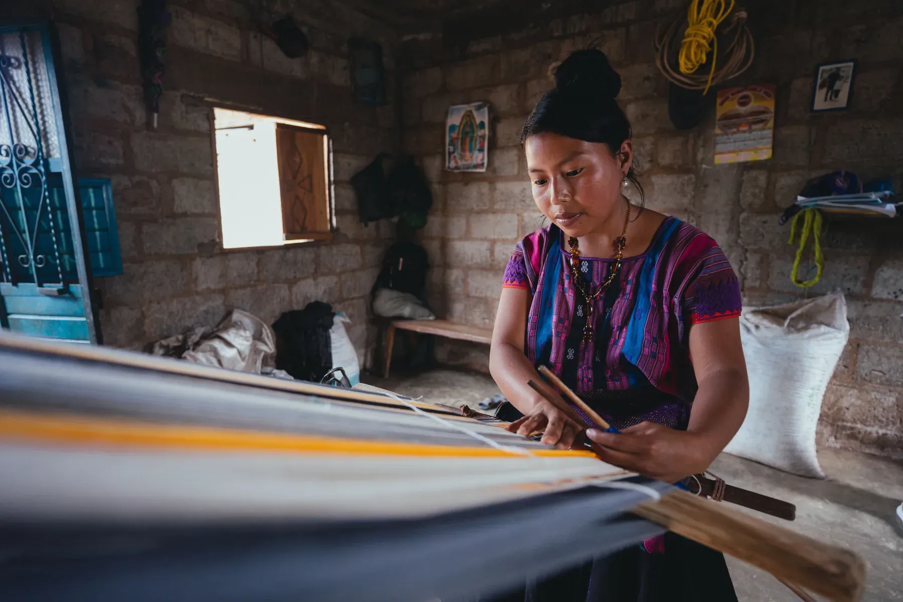 Artesana trabajando en un taller textil mexicano